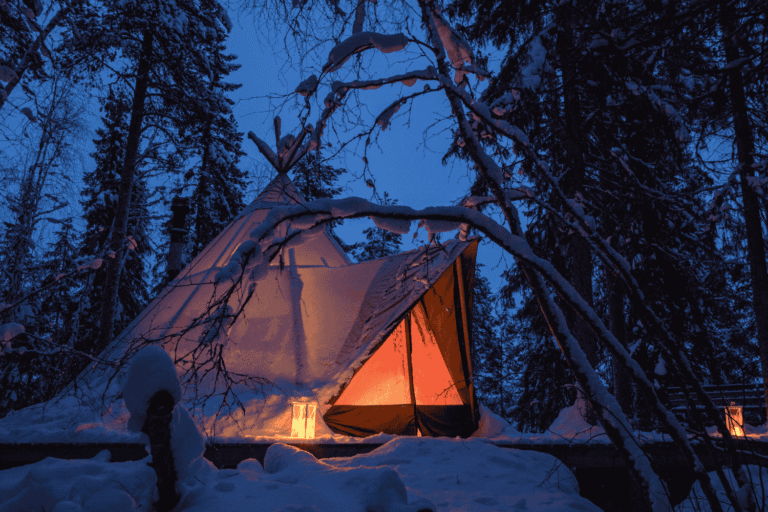 Luxury-Swedish-Lapland-Retreat-Heated-Tipi-Tent-©Aurora-Safari-Camp (1)
