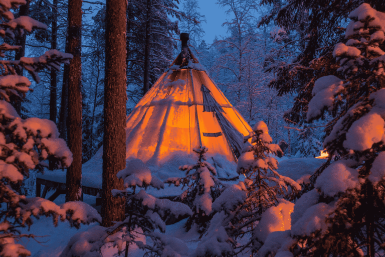 Luxury-Swedish-Lapland-Retreat-Heated-Tipi-Tent-©Aurora-Safari-Camp 2 (1)