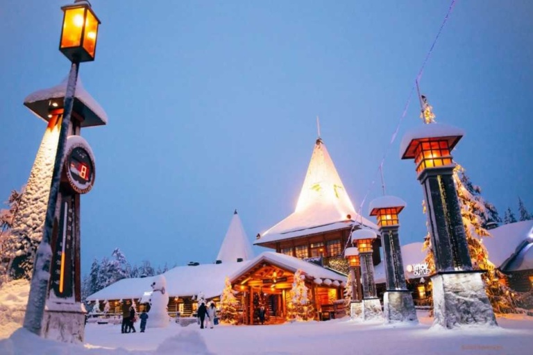 Central-plaza-of-Santa-Claus-Village-in-Rovaniemi-Lapland-Finland-©Visit-Rovaniemi-1-1030x687