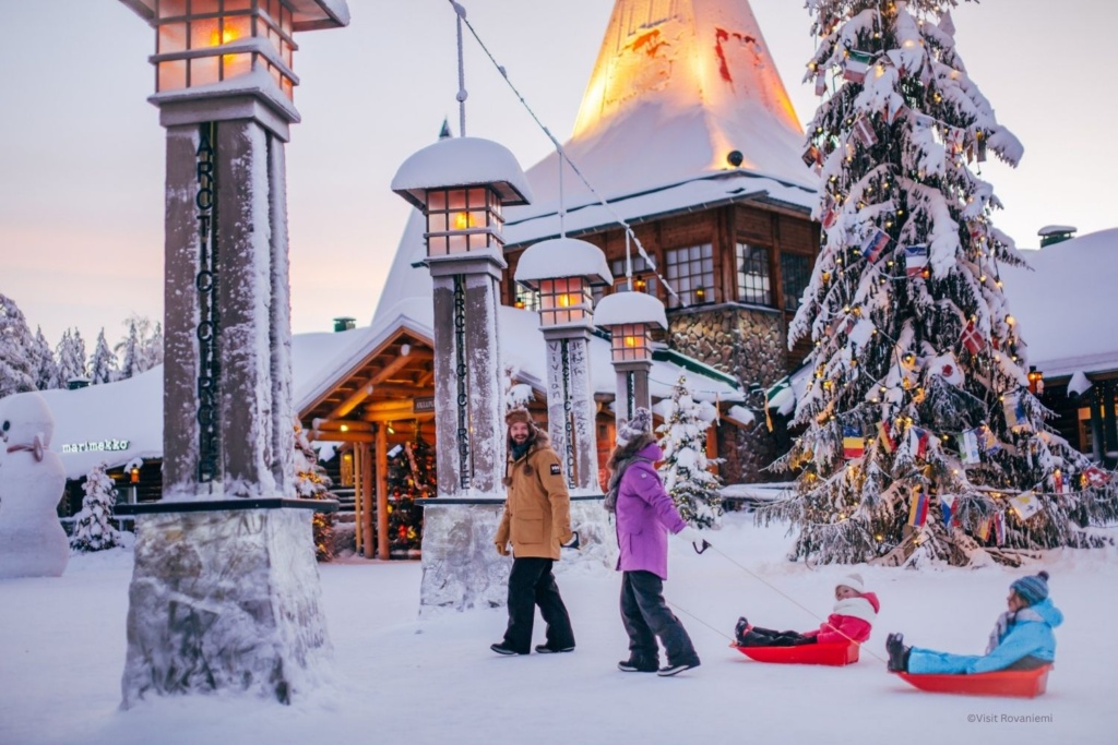 Family-crossing-the-arctic-circle-at-Santa-Claus-Village-in-Rovaniemi-Lapland-Finland-©Visit-Rovaniemi-1